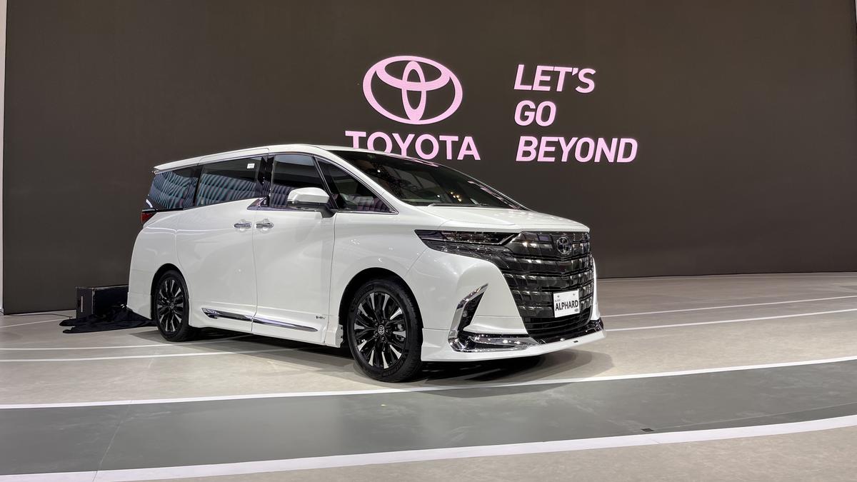 All New Toyota Alphard HEV Melantai di GIIAS 2023 & Harganya Rp 1,6 Miliar