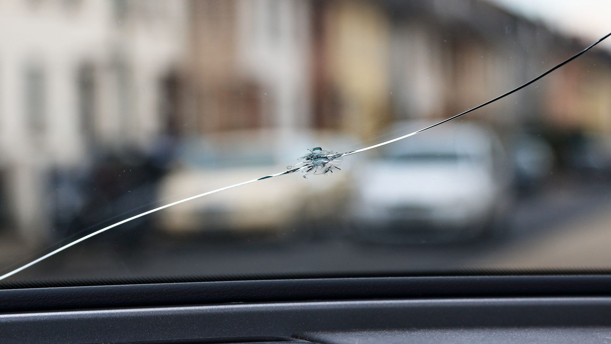 Kaca Mobil Retak Bisa Mengancam Nyawa, Ini Tindakan yang Harus Kamu Ambil