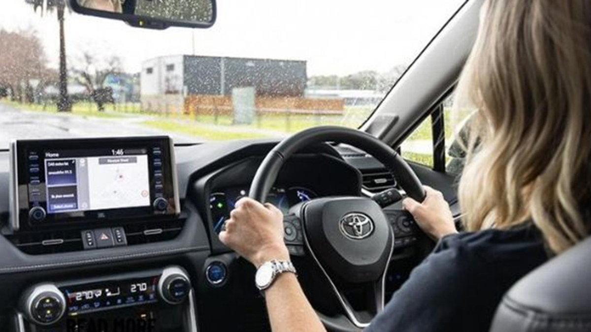 Jangan Lakukan Ini Saat Mengemudi, Keselamatan di Jalan Harus Utama